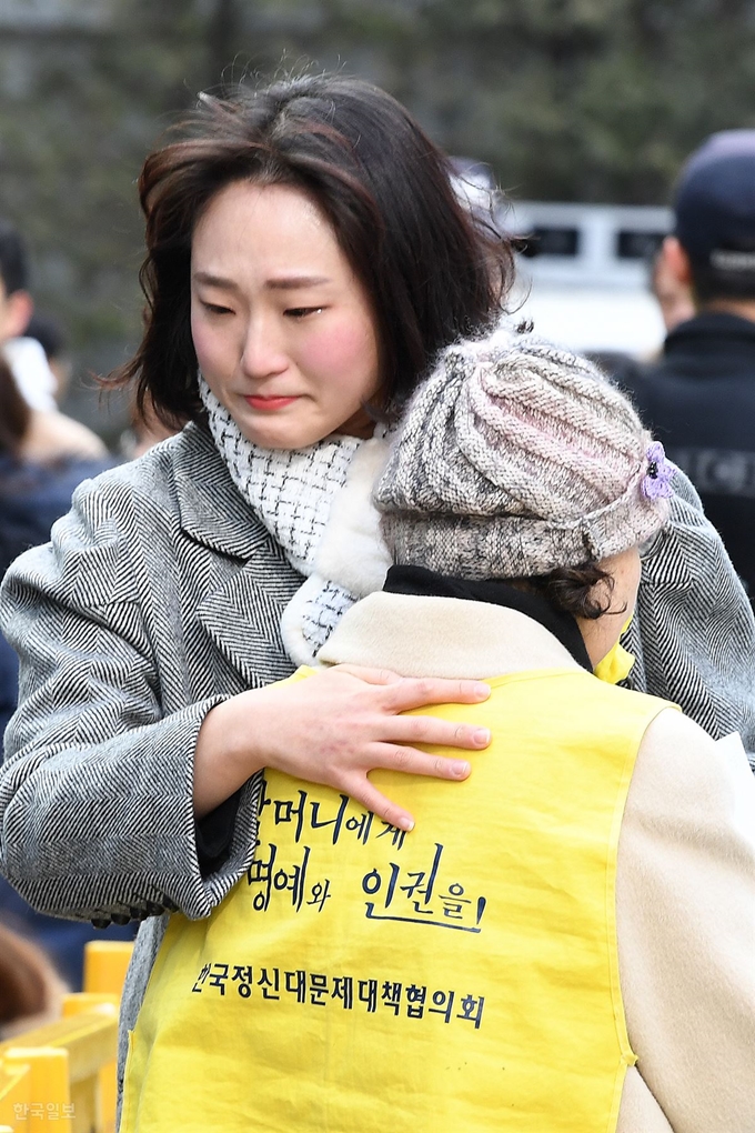 김복동 할머니가 별세한 28일 이후 처음 열리는 정기 수요집회에서 한 참가자들이 서로를 앉고 눈물을 흘리고 있다. 이한호 기자