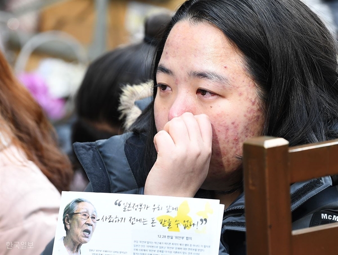 김복동 할머니가 별세한 28일 이후 처음 열리는 정기 수요집회에서 한 참가자가 추모 발언 중 눈물을 닦고 있다. 이한호 기자