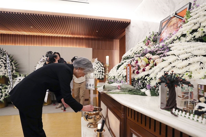 강경화 외교부 장관이 30일 오전 서울 서대문구 신촌세브란스병원 장례식장에 마련된 고 김복동 할머니의 빈소를 찾아 조문하고 있다. 연합뉴스