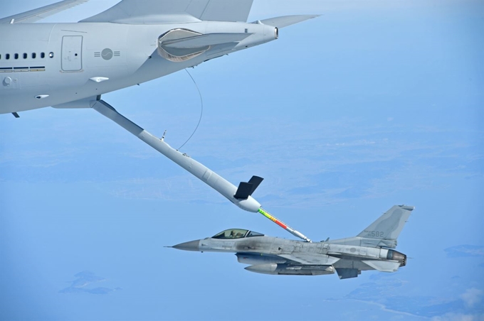 공군이 김해기지에서 KC-330 공중급유기 전력화 행사를 실시한다고 30일 전했다. 사진은 KC-330 공중급유기가 공군의 주력 KF-16 전투기에 공중급유를 실시하고 있는 모습. 공군 제공=연합뉴스