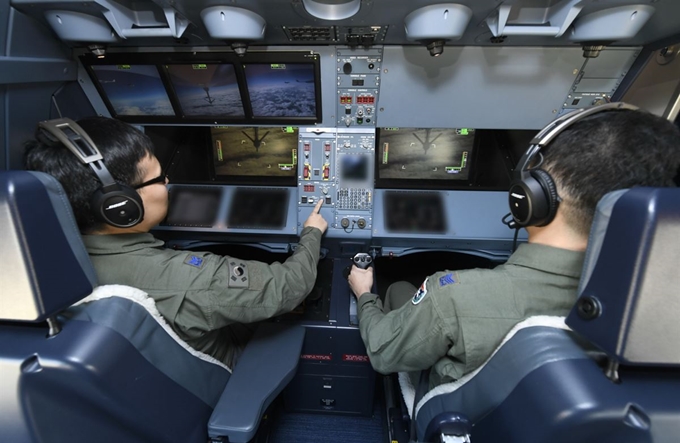 공군이 김해기지에서 KC-330 공중급유기 전력화 행사를 실시한다고 30일 전했다. 사진은 KC-330 공중급유기에서 공군 공중급유통제사들이 임무를 수행하고 있는 모습. 공군 제공=연합뉴스