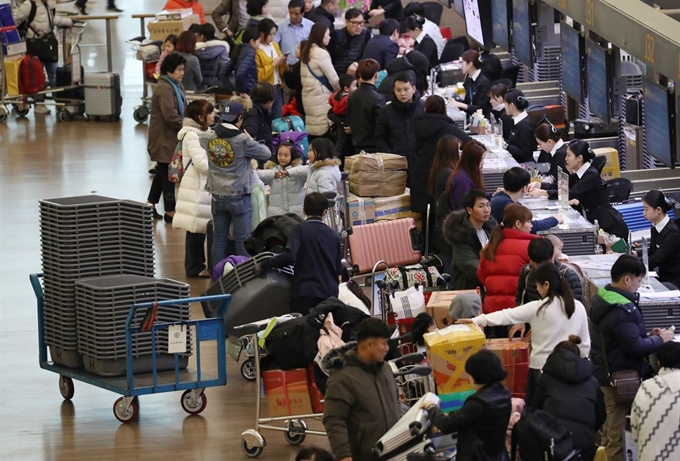 설 연휴를 앞둔 31일 오전 인천국제공항 출국장이 이용객들로 붐비기 시작하고 있다. 연합뉴스