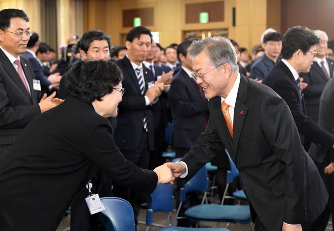 [20190117수소경제울산] 문재인 대통령이 지난달 17일 오전 울산시청에서 열린 '수소경제와 미래에너지, 울산에서 시작됩니다 ' 전국경제투어에서 참석자들과 악수 하고 있다. 2019.1.17 청와대사진기자단 / 서울신문 도준석 / 류효진 /2019-01-17(한국일보)