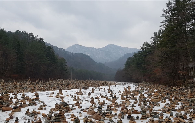 설악산국립공원 백담사 돌탑. 환경부 제공