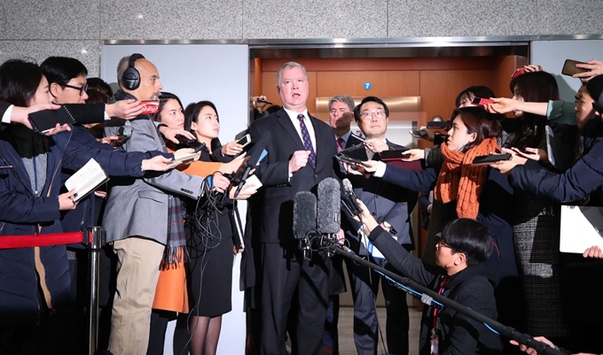 이도훈 외교부 한반도평화교섭본부장과 스티븐 비건 미국 국무부 대북정책특별대표가 지난달 21일 오전 서울 종로구 외교부 청사 로비에서 워킹그룹 2차 회의를 마친 뒤 브리핑을 하고 있다. 연합뉴스