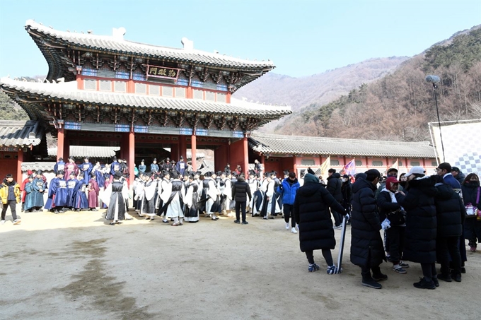 경북 문경새재 오픈세트장에서 최근 드라마 왕이 된 남자 촬영이 한창 진행 중이다. 문경시 제공