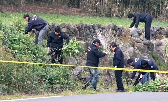 '덜미, 완전범죄는 없다2'에 실린 2009년 제주 보육교사 피살사건 관련, 당시 현장 감식 전경. 연합뉴스