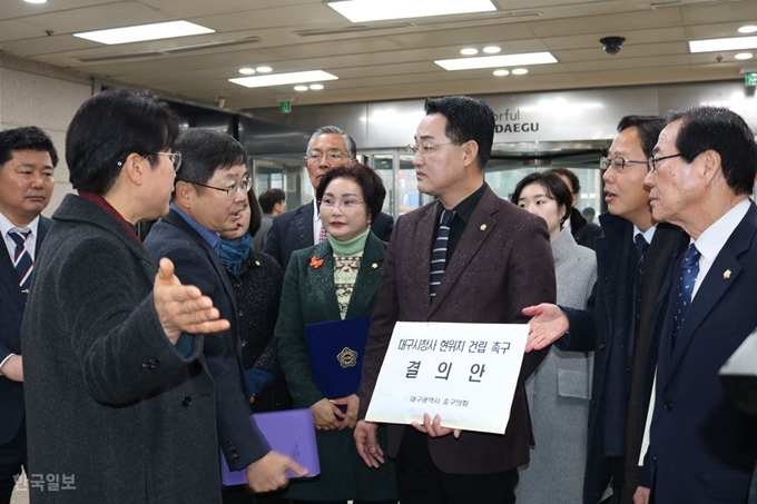 [저작권 한국일보] 31일 대구시 신청사건립추진팀과 대구 중구의원들이 '대구시청 현위치 건립 촉구 결의문' 전달을 두고 실랑이를 벌이고 있다. 윤희정기자 yooni@hankookilbo.com