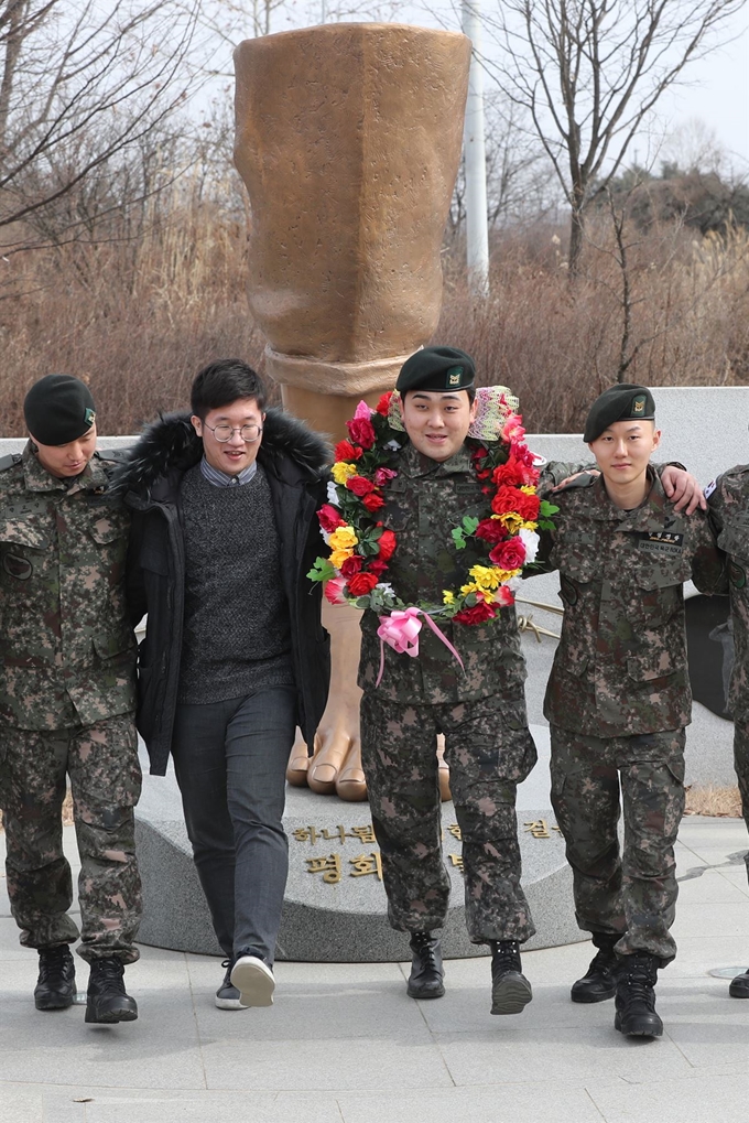 하재헌(오른쪽 두번째) 중사가 31일 경기 파주시 임진각 ‘평화의 발’에서 열린 전역 기념행사에 참석한 뒤 2015년 북한 목함지뢰 폭발 당시 수색작전에 함께 나섰던 전우들과 어깨동무를 하고 있다. 연합뉴스