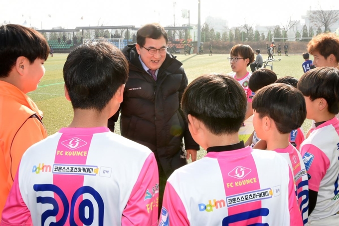 주낙영 경주시장이 경주컵 동계 클럽유소년축구페스티벌에 참가한 선수들을 격려하고 있다. 경주시 제공