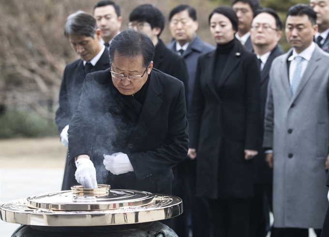 자유한국당 홍준표 전 대표가 31일 오전 동작구 국립서울현충원 현충탑을 찾아 분향하고 있다. 연합뉴스