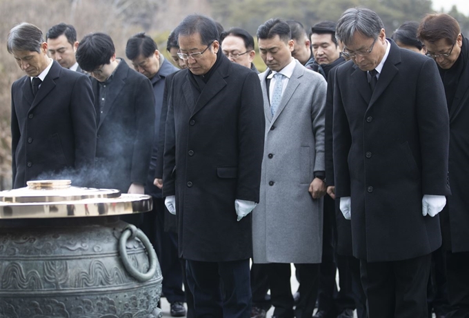 자유한국당 홍준표 전 대표가 31일 오전 동작구 국립서울현충원 현충탑을 찾아 묵념하고 있다. 연합뉴스