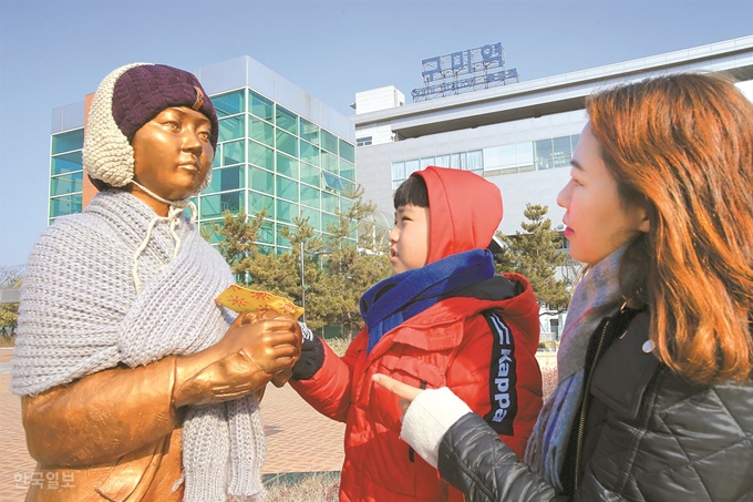 경북 구미시 원평동 구미역 뒷편 광장 소녀상