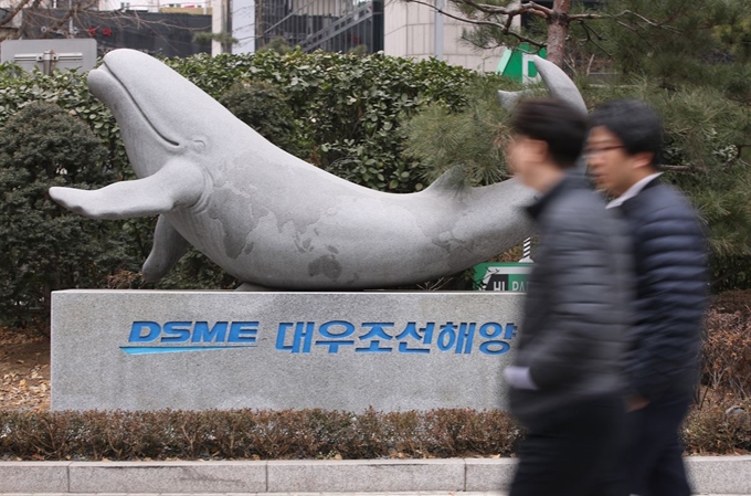 31일 현대중공업그룹은 대우조선해양의 최대주주인 산업은행과 대우조선해양 인수를 위한 협의를 진행하고 있다. 현대중공업이 대우조선해양을 인수하면 국내 조선업계는 기존 '빅3'에서 '빅2'로 재편된다. 연합뉴스