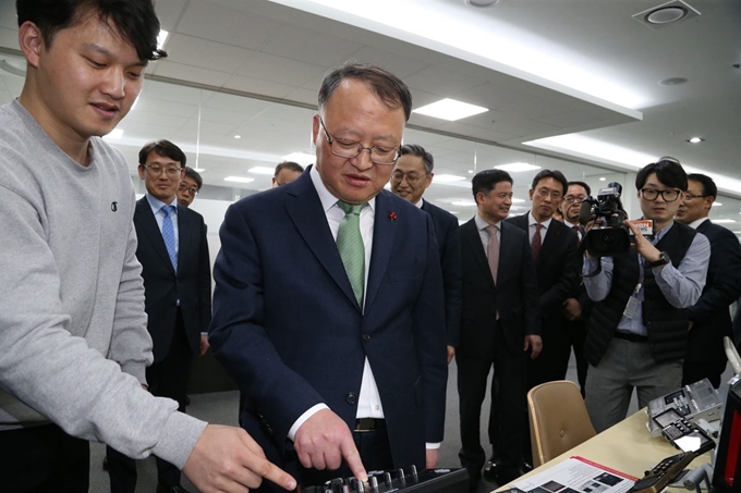 한승희(앞줄 오른쪽) 국세청장이 31일 오후 경기 성남 판교테크노밸리 스타트업 캠퍼스 입주기업인 제이디사운드를 찾아 회사 대표로부터 기술에 대해 설명을 듣고 있다. 국세청 제공