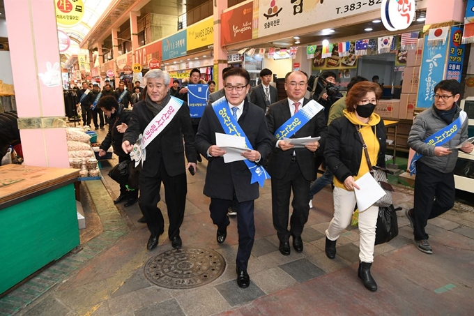 김일권 양산시장은 설을 앞두고 지역경제 활성화와 중소상인 매출증대를 위해 발행한 전자 지역화페인 ‘양산사랑카드’ 홍보를 위해 남부시장 등 재래시장을 찾아 직접 사용 시연을 하며 홍보캠페인을 벌였다. 양산시 제공