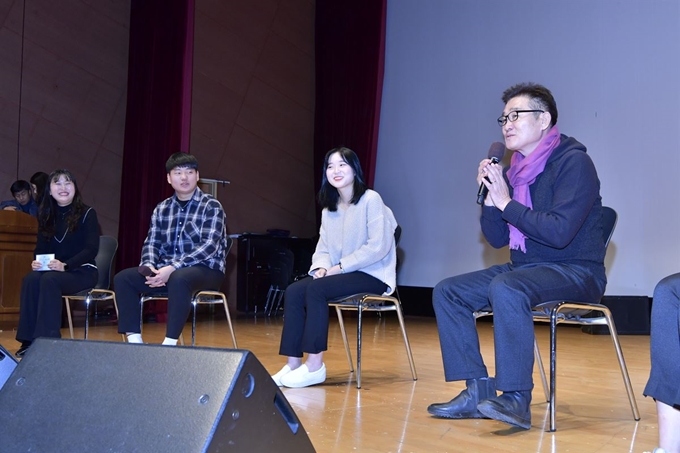 시민과의 소통을 최우선으로 강조하고 있는 김일권 양산시장이 한국청소년문화원이 주최한 청소년자원봉사축제에 참석해 청소년들의 꿈과 고민을 함께 나누는 대화의 시간을 가졌다. 양산시 제공