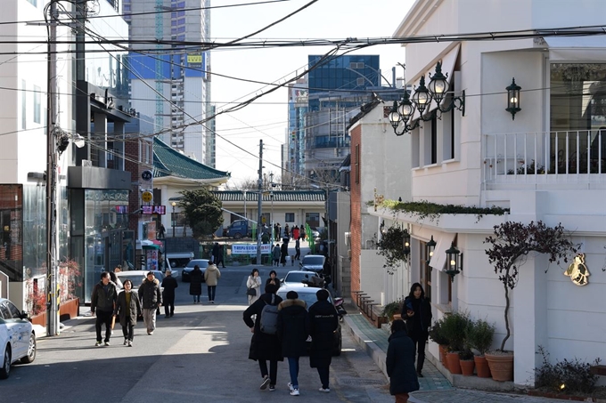 부산 옛 해운대역 뒤편에 형성된 ‘해리단길’은 주택가와 어우러진 이색적 풍경과 아기자기함으로 젊은이들 사이에서 입소문이 퍼져 지난해부터 점포가 늘기 시작해 지금은 30여곳의 가게가 성업 중이다.