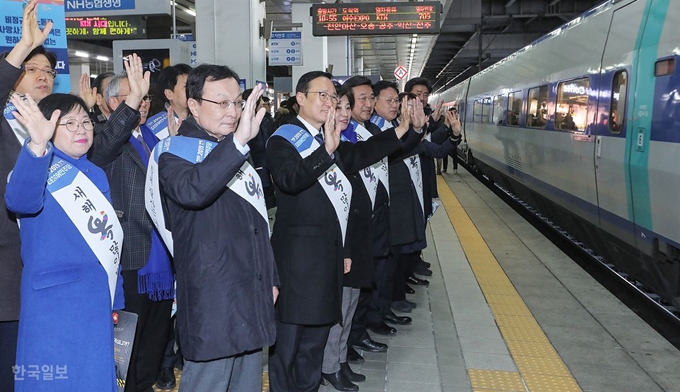 이해찬 더불어민주당 대표, 홍영표 더불어민주당 원내대표와 원내 지도부들이 1일 서울 용산구 용산역에서 설을 맞아 고향에 내려가는 시민들에게 인사를 하고 있다. 류효진 기자