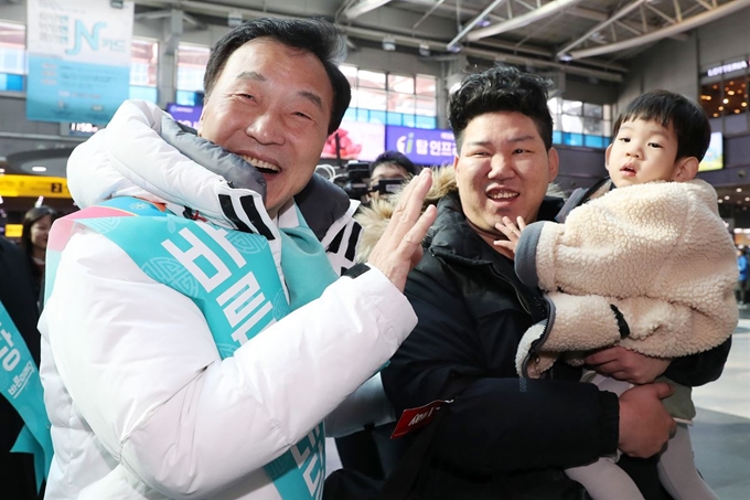 바른미래당 손학규 대표가 1일 오전 서울 용산역에서 귀성객들에게 인사하고 있다. 연합뉴스