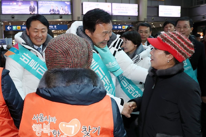 바른미래당 손학규 대표가 1일 오전 서울 용산역에서 귀성객들에게 인사하고 있다. 연합뉴스