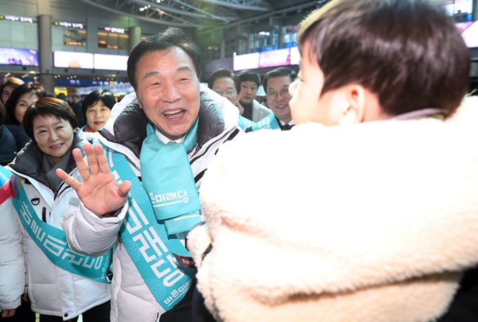 바른미래당 손학규 대표가 1일 오전 서울 용산역에서 귀성객들과 인사하고 있다. 연합뉴스