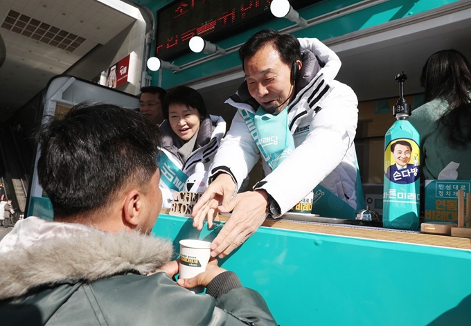 바른미래당 손학규 대표가 1일 오전 서울 용산역 광장에서 연동형비례대표제 도입을 위한 대국민 홍보캠페인 '손다방에서 만납시다!' 행사를 하며 시민들에게 연동형비례대표제 도입의 필요성을 알린 후 따뜻한 차를 건네고 있다. 연합뉴스