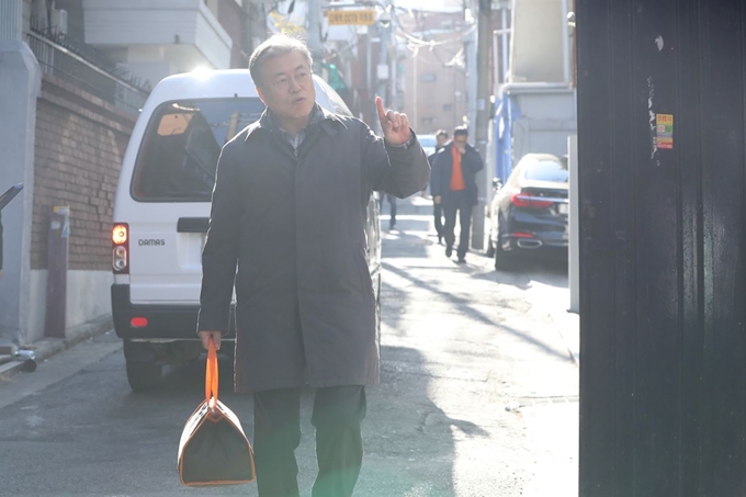 문재인 대통령이 1일 오전 서울 관악구 주택가에서 취약계층 청소년 가정에 도시락 배달 봉사를 하고 있다. 문 대통령은 행복도시락사회적협동조합 관악센터 ‘나눔공동체'를 방문해 도시락을 직접 포장해 배달했다. 청와대 제공