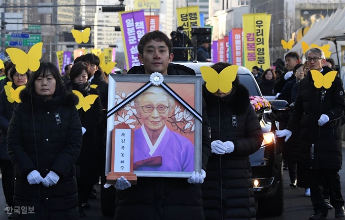 고 김복동 할머니의 운구 행렬이 1일 오전 서울 종로구 중학동 옛 주한 일본대사관을 향해 행진하고 있다. 일본대사관 앞은 공식 사과와 법적 배상을 요구한 1,372회의 수요집회가 열린 곳이다. 서재훈 기자 spring@hankookilbo.com