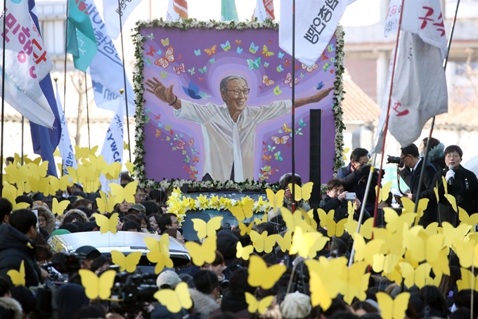 일본의 공식 배상을 요구하며 싸워 온 일본군위안부 피해자 김복동 할머니의 영결식이 1일 오전 서울 종로구 옛 일본대사관 앞에서 열리고 있다. 이곳은 일본의 공식 사과와 법적 배상을 요구하는 1천372회의 수요집회가 열렸던 곳이다. 연합뉴스