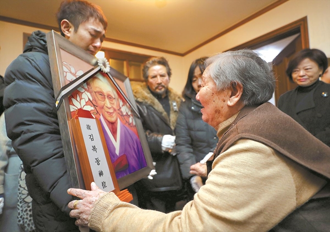 일본군 위안부 피해자 고 김복동 할머니의 발인식이 엄수된 1일 서울 마포구 연남동 '평화의 우리집'에서 길원옥 할머니가 김 할머니와 마지막 인사를 나누고 있다. 평화의 우리집은 김 할머니가 생전에 머물던 곳이다. 연합뉴스