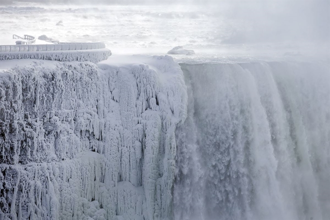 미 중북부, 캐나다에 ‘폴라 보텍스(polar vortex•북극 소용돌이)’으로 인한 기록적인 한파가 강타한 가운데 31일(현지시간) 캐나다 온타리오주 나이아가라 폭포의 호스슈 폭포에 얼음과 물이 넘쳐 흐르고 있다. AP 연합뉴스