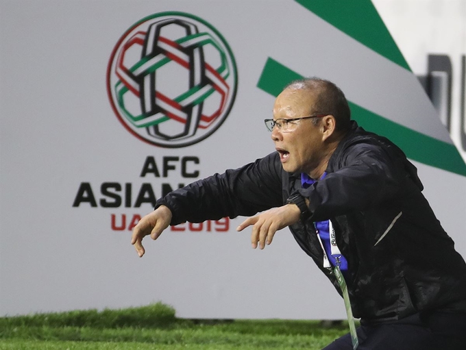 24일 오후(현지시간) 아랍에미리트 두바이 알 막툼 경기장에서 열린 2019 아시아축구연맹(AFC)아시안컵 베트남과 일본의 8강전에서 박항서 베트남 대표팀 감독이 득점 기회를 맞아 자리에서 일어나고 있다. 두바이=연합뉴스