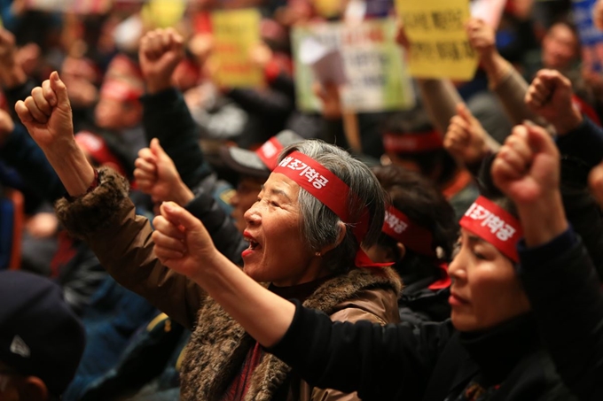 30일 속초문화예술회관에서 열린 춘천∼속초 동서고속화철도 착공촉구 속초시민 결의대회에 참가한 시민들이 구호를 외치고 있다. 연합뉴스