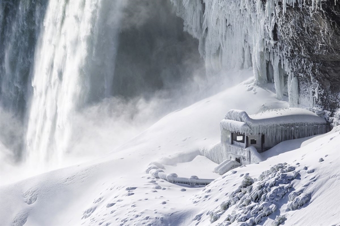 미 중북부, 캐나다에 ‘폴라 보텍스(polar vortex•북극 소용돌이)’으로 인한 기록적인 한파가 강타한 가운데 31일(현지시간) 캐나다 온타리오주 나이아가라 폭포의 호스슈 테이블 록 전망대 주변이 얼음으로 덮여 있다.AP 연합뉴스