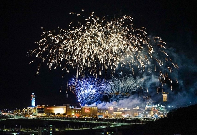 롯데몰 동부산점 불꽃 축제 전경사진. 롯데쇼핑 제공