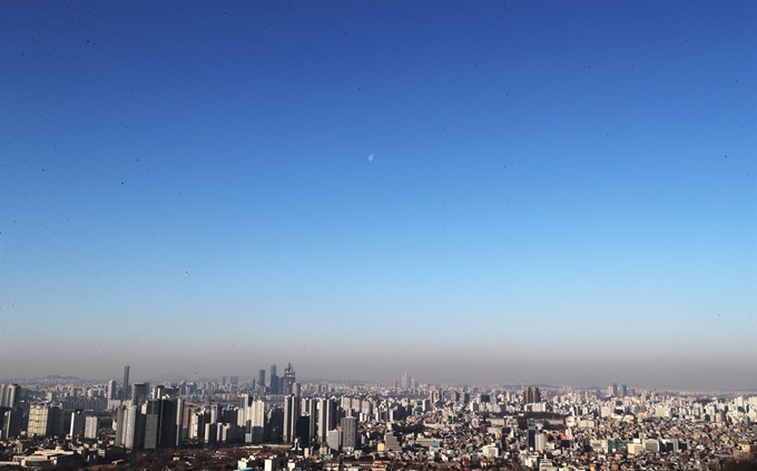 1월 한달간 서울에는 비가 거의 내리지 않으며 1907년 이후 역대 최소 강수량인 0㎜를 기록했다. 사진은 26일 오전 서울 남산에서 바라본 하늘. 연합뉴스