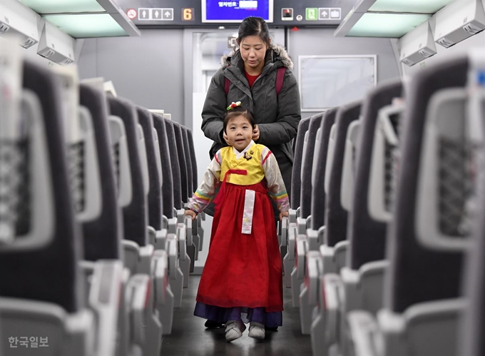 1일 오후 서울역에서 곱게 한복을 차려 입은 어린이가 엄마와 함께 열차에 올라 자리를 찾아가고 있다. 홍인기 기자