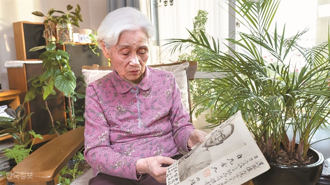 [저작권 한국일보] 한순옥 할머니가 지난 1월 22일 경기 성남시의 자택에서 1946년 8월 7일 백범 김구 선생이 사진 여백에 써 선물로 준 메모를 들어 설명하고 있다. 한설이ㆍ현유리 PD