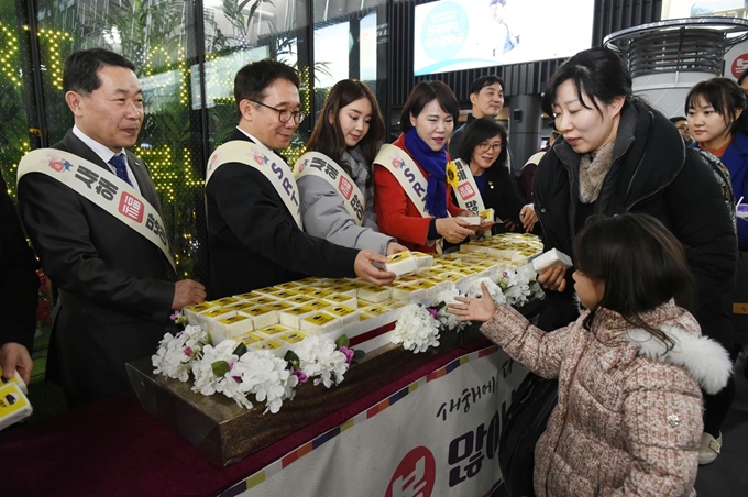 설 연휴를 맞아 SRT 수서역에서 권태명 SR 대표이사(사진 맨왼쪽), 박선호 국토교통부 제1차관(사진 왼쪽에서 두번째), 전현희 국회의원(사진 왼쪽에서 네번째)를 비롯한 관계자들이 귀성객들에게 떡을 나눠주고 있다. SR 제공