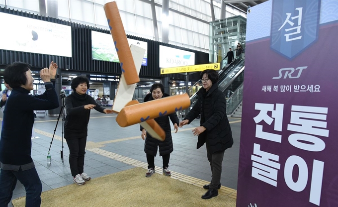 설 연휴를 맞아 SRT 수서역에서 아프리카TV 유명 BJ들과 함께하는 다양한 행사가 열려 귀성객들이 전통문화체험을 하고 있다. SR 제공