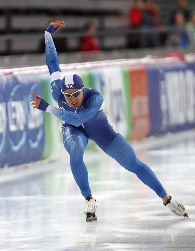 김준호가 3일 노르웨이 하마르에서 열린 스피드스케이팅 월드컵 500m 1차 레이스에서 역주하고 있다. 하마르=EPA 연합뉴스