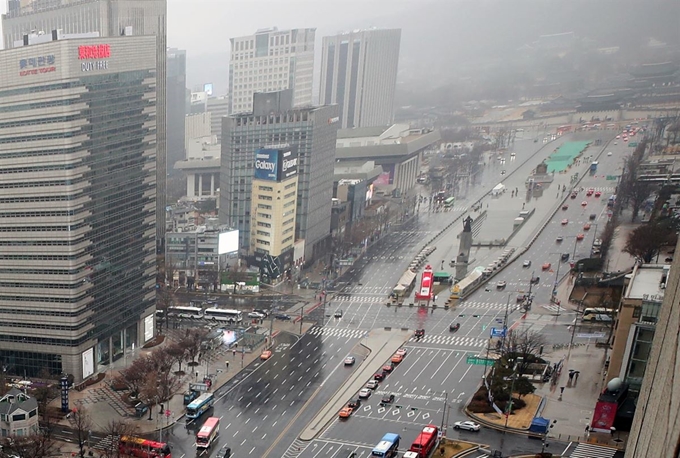 설 연휴 이틀째인 3일 오전 서울 광화문광장 네거리 일대 도심이 한산한 모습을 보이고 있다. 연합뉴스