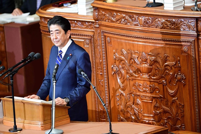 아베 신조(安倍晋三) 일본 총리가 28일 국회(중·참의원)에서 시정연설하고 있다. 한국 법원의 강제동원 판결, 화해·치유재단 해산, '위협비행과 레이더' 갈등 등으로 한일 관계가 최악으로 냉각된 가운데 그는 올해 내정과 외교에 대한 기본 방침을 설명하면서 한국을 사실상 언급조차 하지 않았다. 도쿄=AFP 연합뉴스