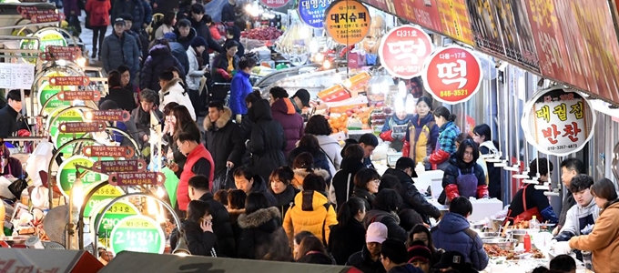 설을 이틀 앞둔 3일, 경기 의정부 제일시장에는 제수용품 구입 등 명절 준비를 하는 사람들로 북적이고 있다. 배우한 기자