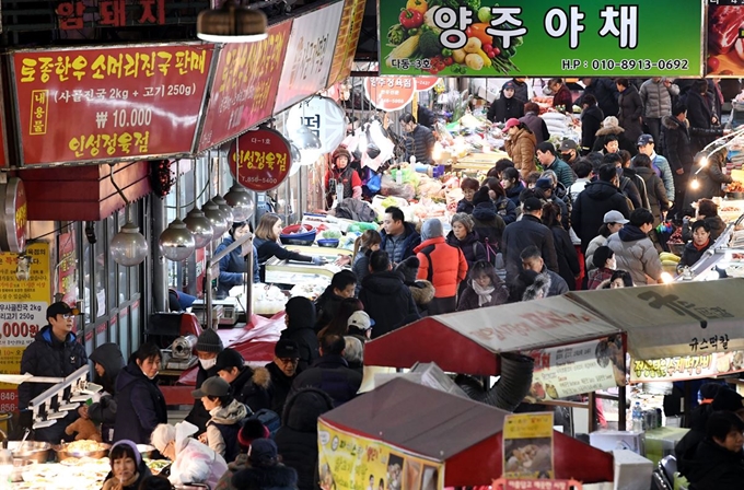 설을 이틀 앞둔 3일, 경기 의정부 제일시장에는 제수용품 구입 등 명절 준비를 하는 사람들로 북적이고 있다. 배우한 기자