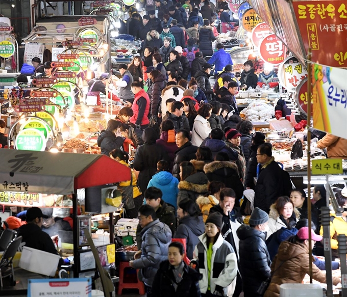 설을 이틀 앞둔 3일, 경기 의정부 제일시장에는 제수용품 구입 등 명절 준비를 하는 사람들로 북적이고 있다. 배우한 기자