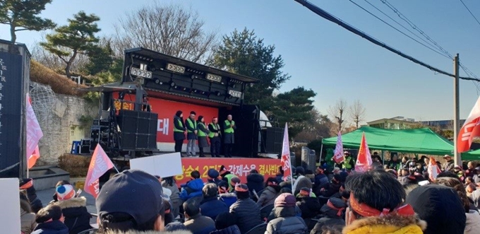 경기 남양주 개발제한구역 국민대책위원회 소속 주민들이 지난해 12월 24일 남양주시청 정문에서 왕숙 1,2지구 수용 반대 집회를 열고 있다. 왕숙지구 국민대책위원회 제공