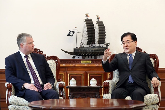 정의용 국가안보실장이 4일 청와대 본관 귀빈대기실에서 비건 미 대북특별대표를 면담하고 있다. 청와대제공