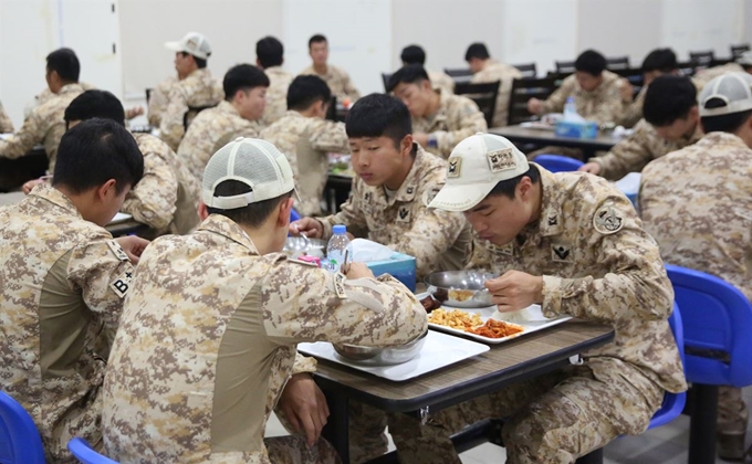 설 명절인 5일 아크부대 장병들이 아랍에미리트 현지에서 떡국을 먹고 있다. 연합뉴스